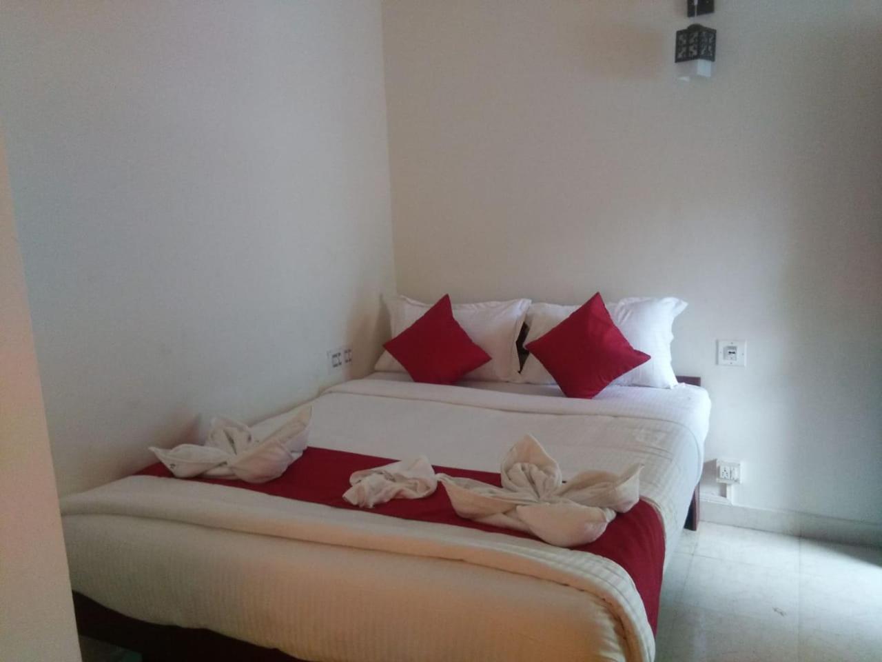 Holly Hock Bed and Breakfast Munnar Exteriör bild