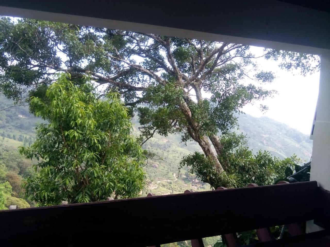 Holly Hock Bed and Breakfast Munnar Exteriör bild