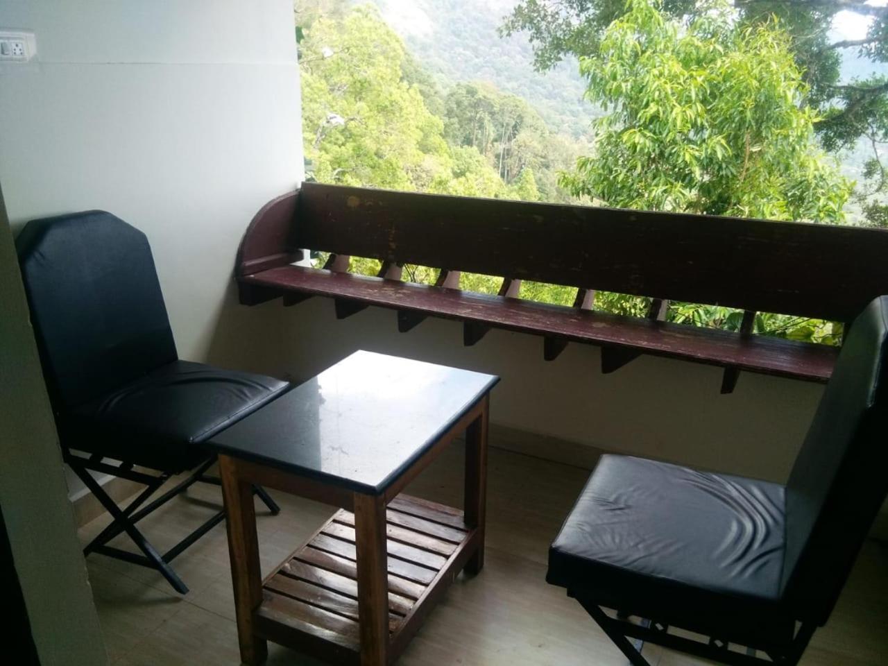 Holly Hock Bed and Breakfast Munnar Exteriör bild