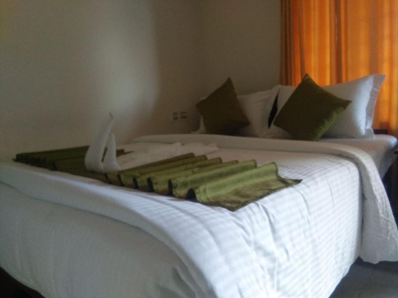 Holly Hock Bed and Breakfast Munnar Exteriör bild